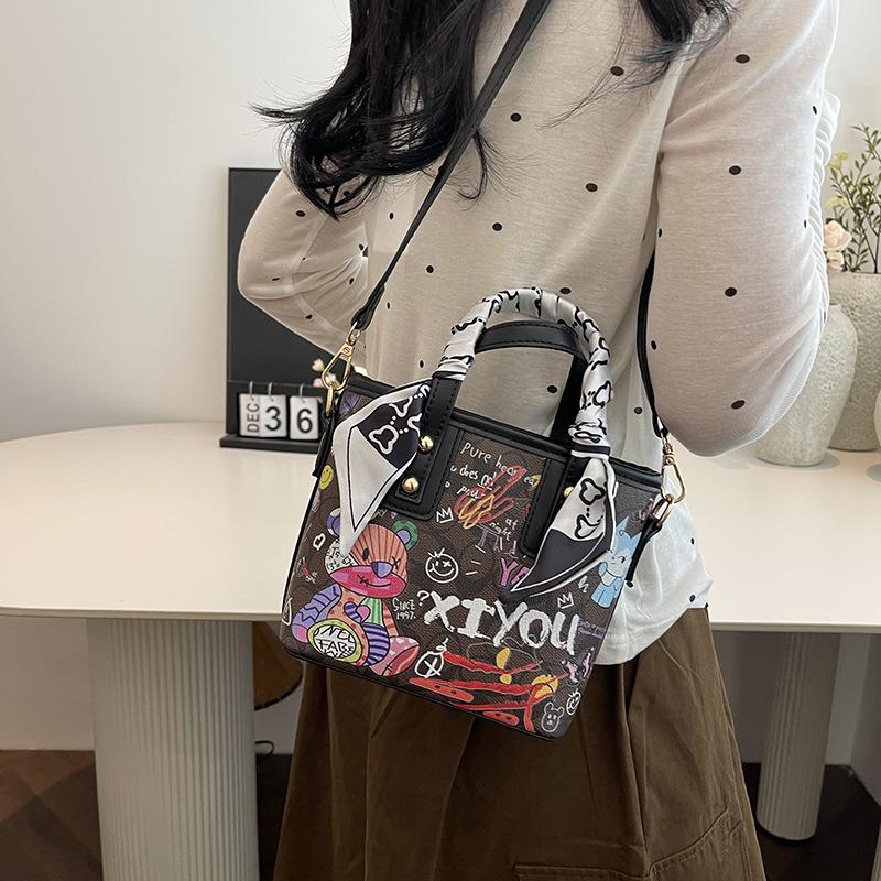 

2025 осень новая сумка женская сумка мультяшный медведь граффити сумка-ведро текстура мода плечевая сумка мессенджер 13*8.5*15*8.5 чёрный
