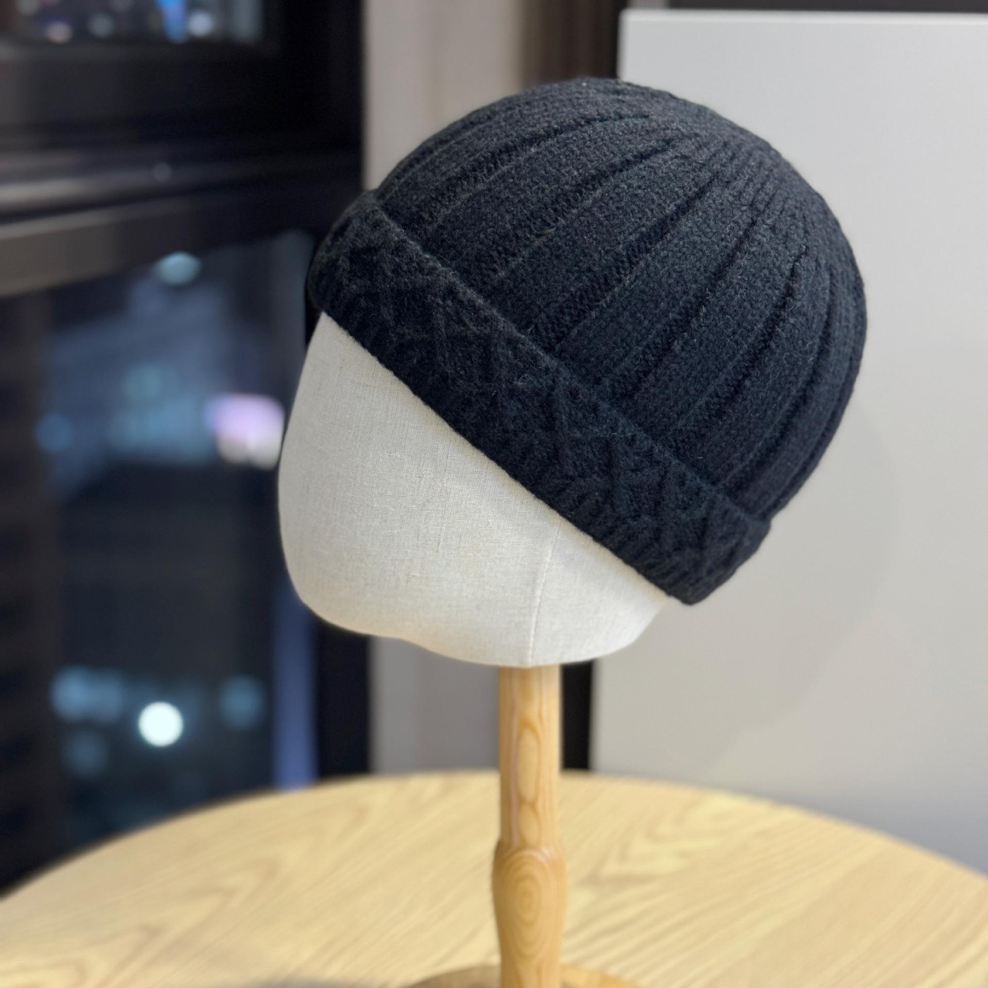 

Autumn and winter solid color knitted simple casual unisex watermelon beanie, warm and cold-proof, makes the face look smaller, pullover cold weather Adult54-60Average Size чёрный