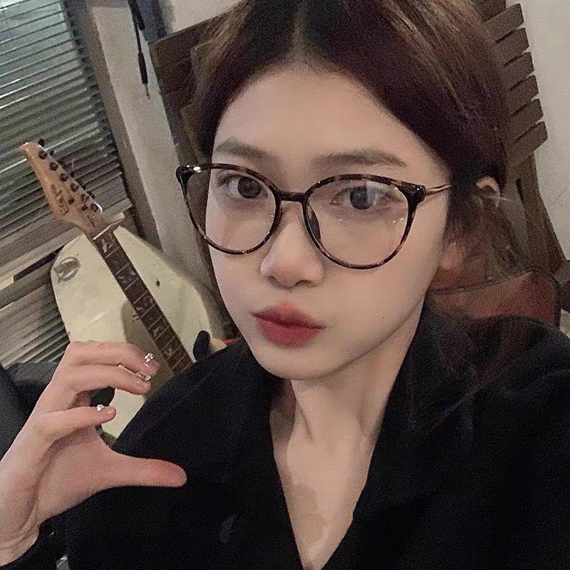 High-End Retro Ultralight Cat-Eye Tortoiseshell Women's Eyeglass Frames, Leopard Print, Slimming Design, Prescription Compatible