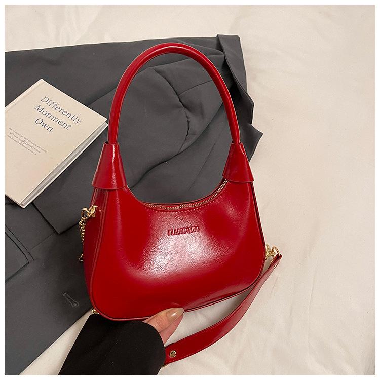 

Fashion birth girl small bag 2025 new patent leather design sense portable crescent bag hand carry niche unique underarm bag красный
