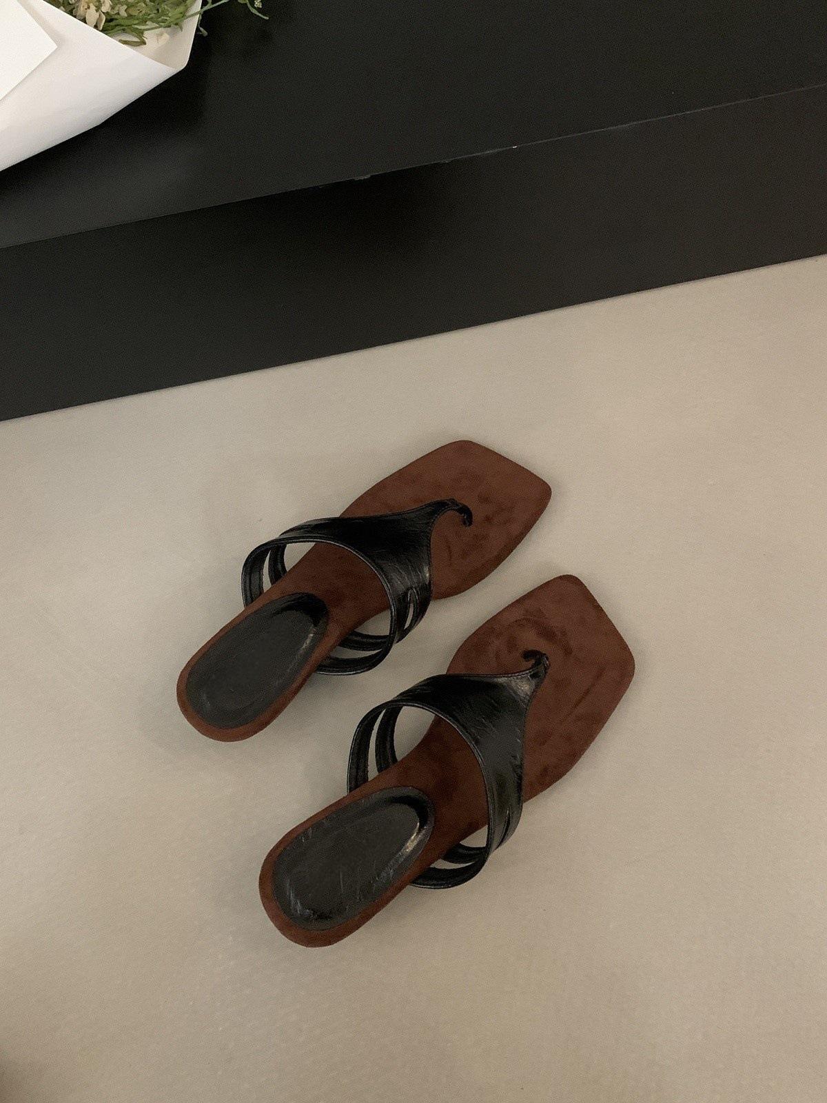 

Французский нишевый дизайн шлепанцы на танкетке женская уличная обувь 2025 лето новинка серебристые римские сандалии 35