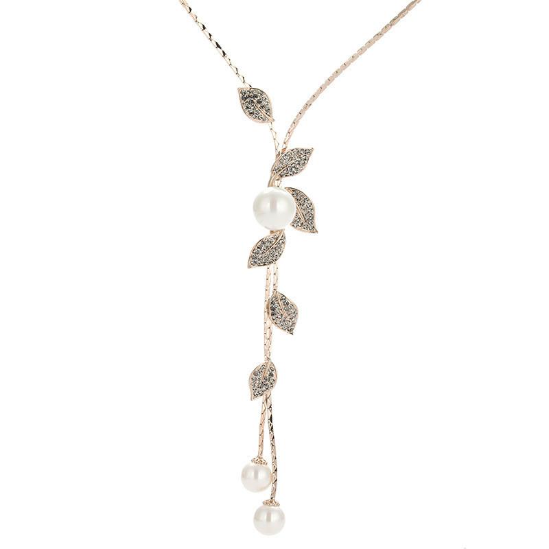 Stylish Autumn Winter Leaf Design Necklace Featuring Alluring Pearls And Fashionable Elements