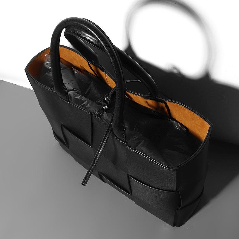 Geantă din piele naturală 2023 Toamnă/Iarnă Nouă Geantă Tote Tesuta Piele de vacă Genți pentru comerț exterior european și american Geanta de mână Checker Piele