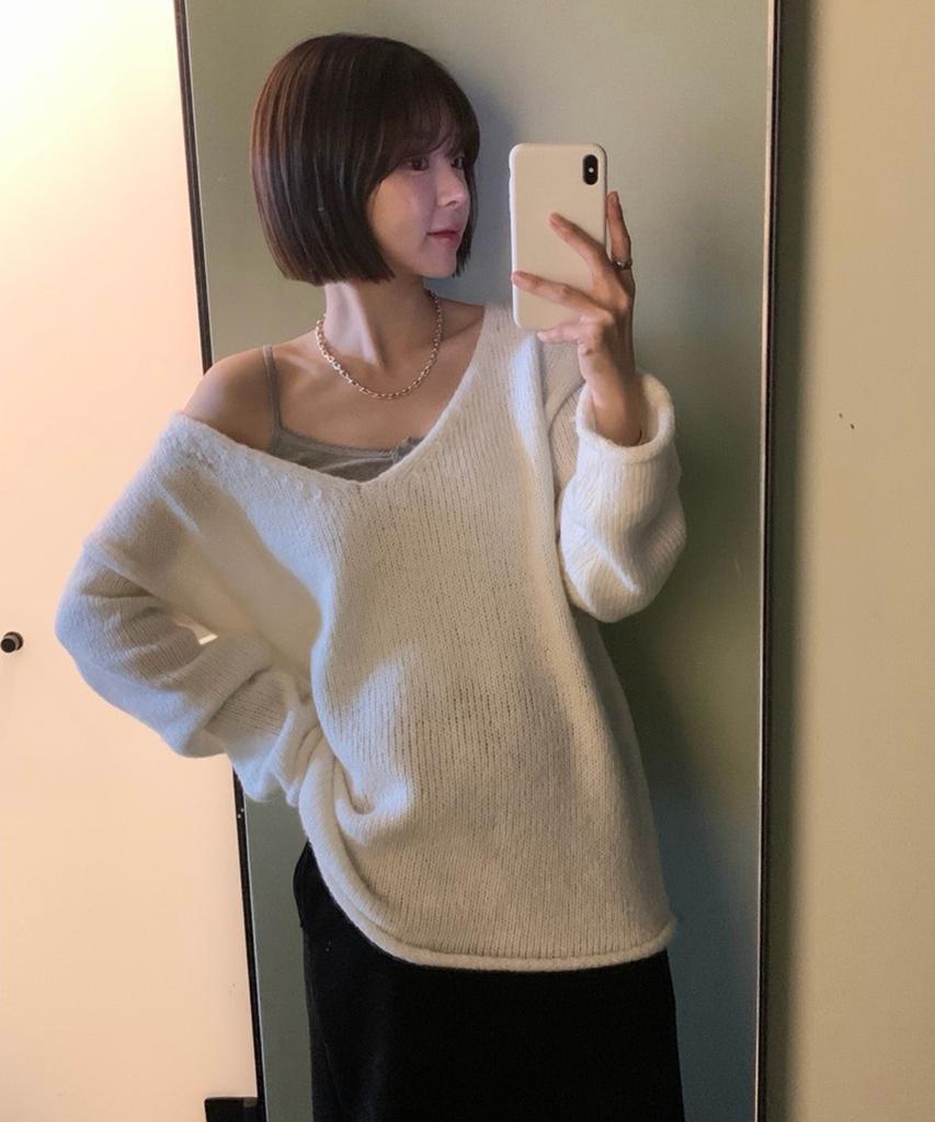 Sseomweeobeoteo Riss Wool Deep V-Neck Knit - Ivory