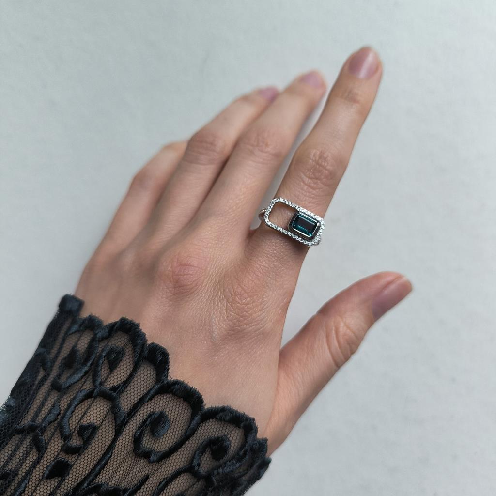 Серебряное кольцо с топазом Лондон Блю 1.313ct, фианитами, вес изделия 2,9 гр (2204749)
