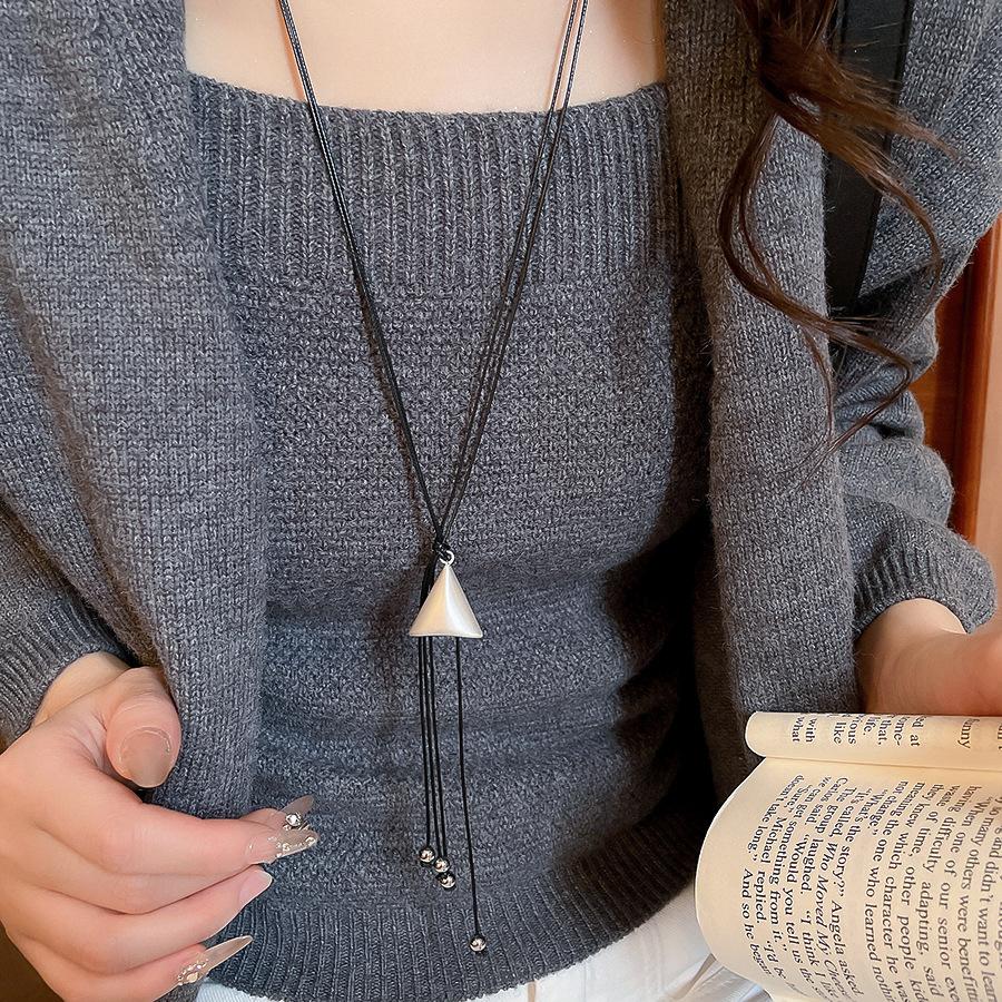 

Simple Matte Triangle Pendant Long Necklace for Women High-End Versatile Pull-Out Sweater Leather Rope Chain Daily Wear New