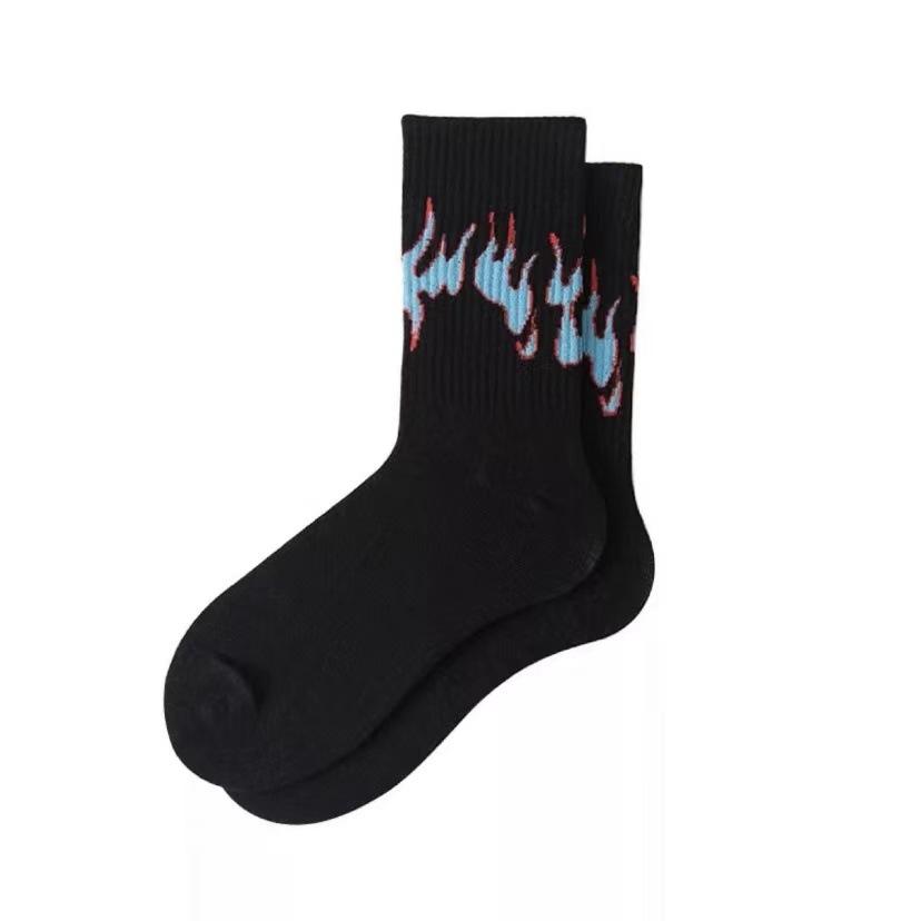 Calzini Trendy di Marca Europea e Americana con Fiamma Bianchi Rosa Neri Viola Street Skateboarding Trend Calzini Sportivi a Mezza Gamba in Puro Cotone