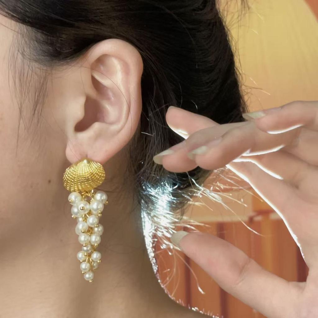 Seaside Resort Style Shell Tassel Earrings Fashionable Light Luxury Earrings for Women