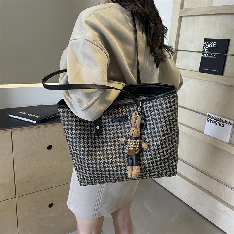 Premium Sense Retro Big Bag Women's 2025 New Fashion Commuter Armpit Bag Autumn Popular Thousand Bird Getote Bag
