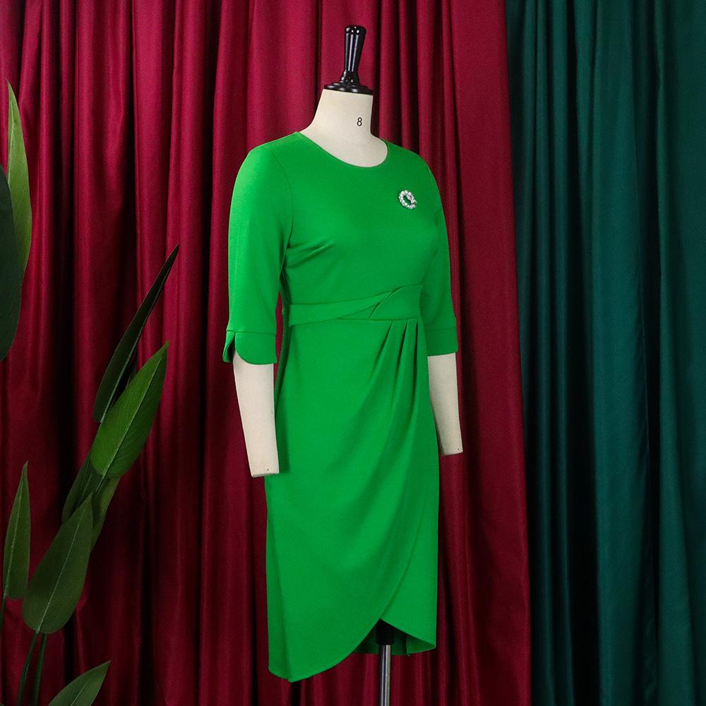 Robe plissée couleur unie pour femmes, grande taille, mode dames, élégante, une pièce, manches moyennes, col rond, avec broche