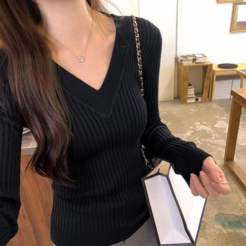 Chic V-neck Slim-Fit Long-Sleeve Knit Sweater for Women - Perfect for Autumn and Winter.
