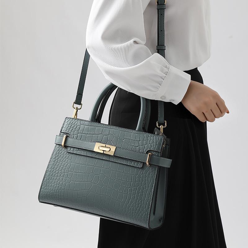 

Элегантная красная сумочка через плечо 2025 года для свадеб — идеальный вариант для женщин и свекровей