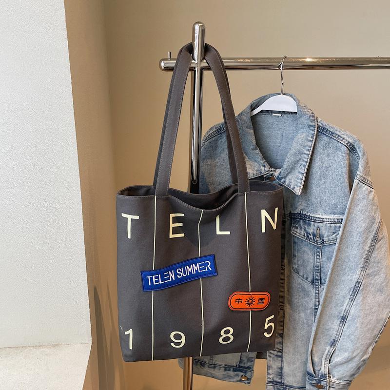 Mote Ny Myk Slitesterk Vintage Tote Stor Kapasitet Premium Tekstur Myk Slitesterk Bokstavtrykk Utendørs Pendler Enkel Skulder Crossbody Bøtteveske