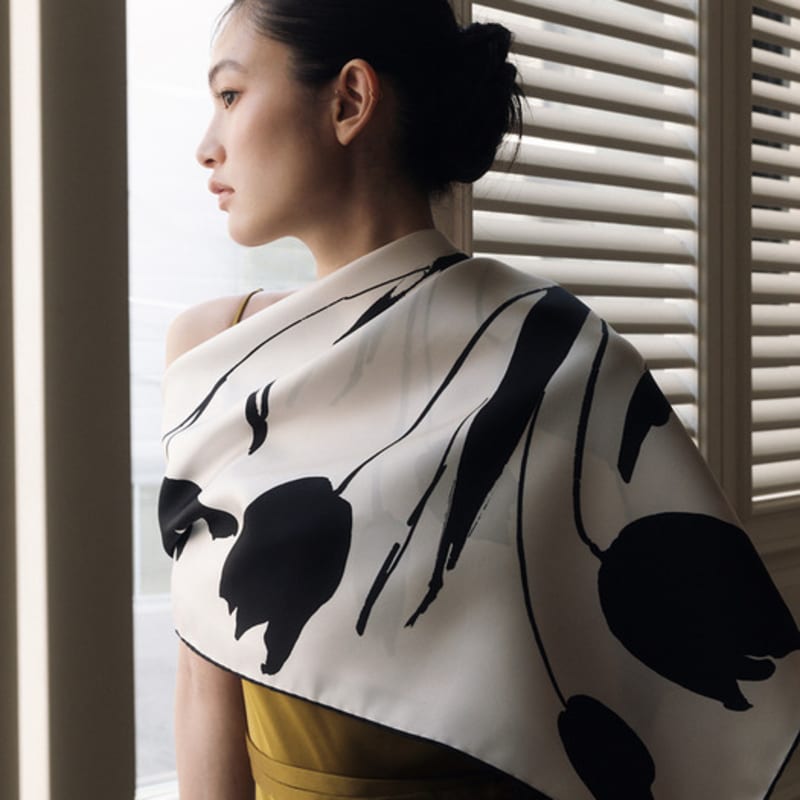 

AVVINA PELLE Bloom Square Silk Scarf 90 - Cream Cream