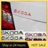 Samolepka na auto 2026 Hot Metal pro SKODA Rapid Kodiaq Superb Yeti Karoq Octavia A7 Tour RS Kamiq Znak Styling auta Zadní emblém kufru