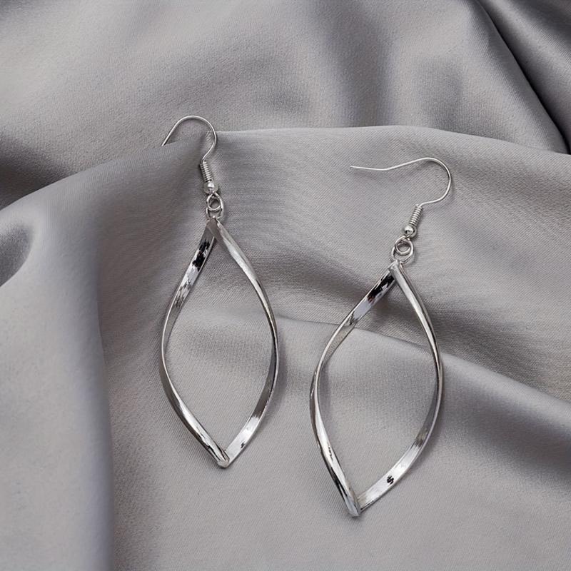 

1 пара женских геометрических серег в форме ромба, волнистый витой дизайн, милые сверкающие металлические серьги-капельки, гальванизированные элегантные украшения для повседневной вечеринки серебряный