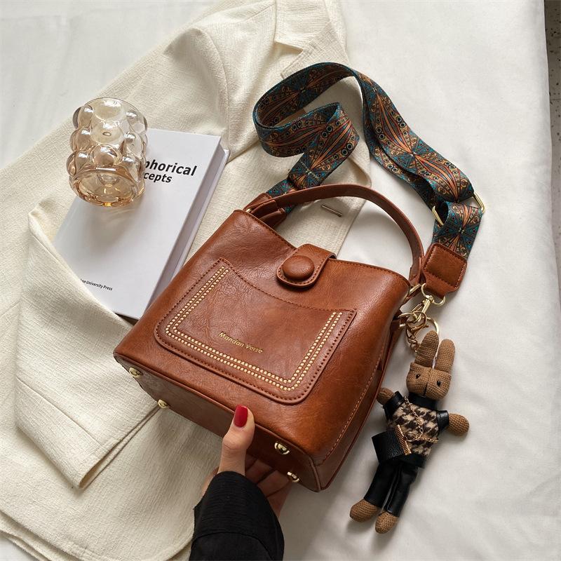 

Niche design bag women s summer new popular wide shoulder strap messenger bag retro versatile portable bucket bag Without pendant