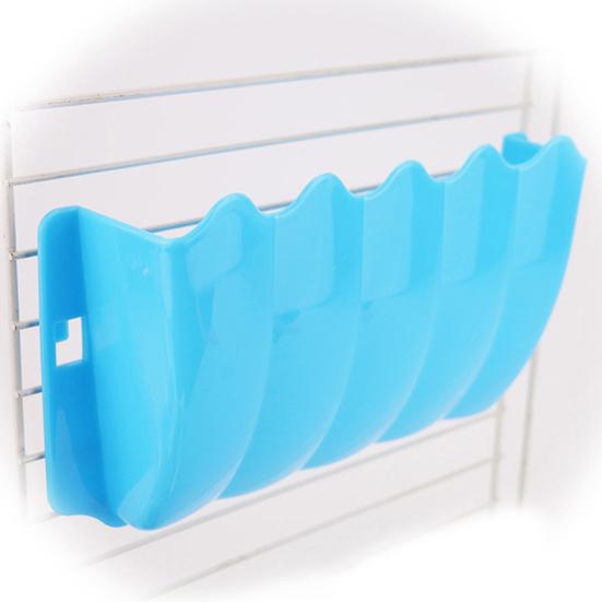 Wiszący Karmnik na Trawę Trwały Oszczędzający Miejsce Plastikowy Stojak na Trawę dla Małych Zwierząt