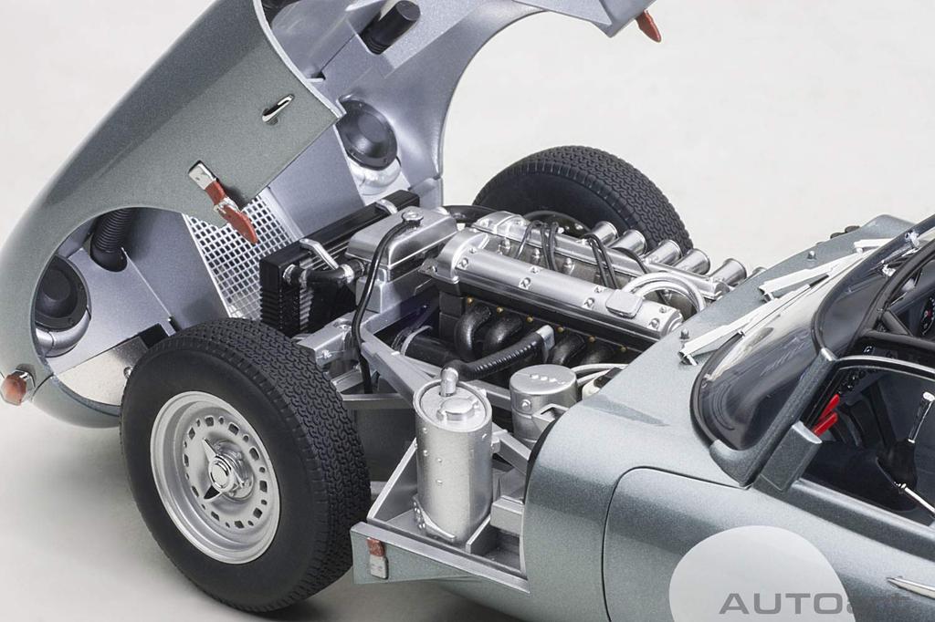 AUTOart Jaguar Lightweight E-Type Silber Fertigprodukt 1/18