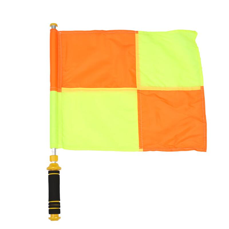 Arbitro sportivo e bandierine di partenza