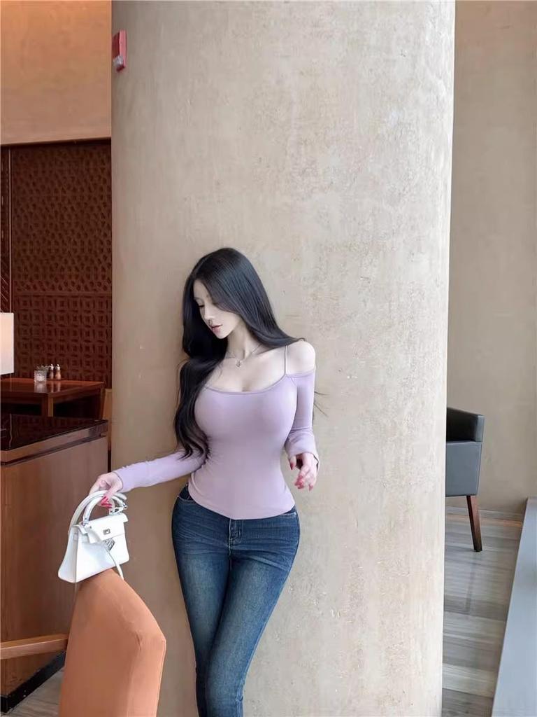 Women's Spicy Girl Chic One-Shoulder Padded T-Shirt, Figure-Flattering Top for Autumn/Winter and Spring.