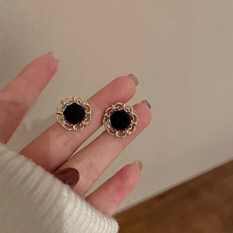 2024 D Retro Wine Red Velvet Rose Pearl Earrings: Hong Kong Style, Autumn/Winter Trend