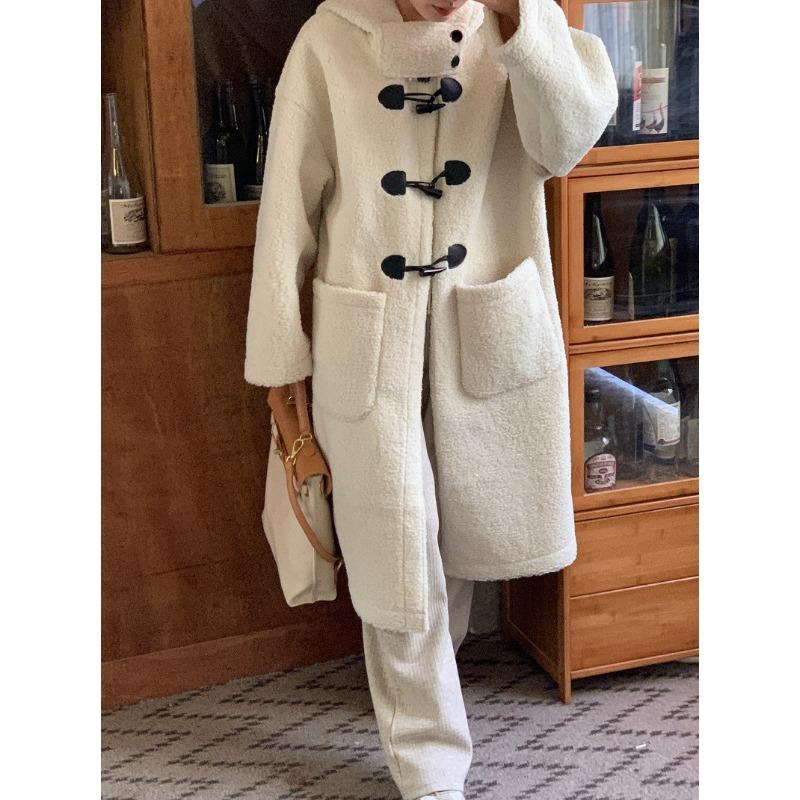 

Теплая куртка из композитной овечьей шерсти с воротником-стойкой и застежкой на роговые пуговицы, свободного кроя с капюшоном, средней длины, зимняя женская one size fits all белый