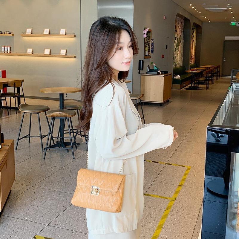 Fashion small bag New embroidery chain women's bag Small square bag One shoulder messenger bag Lock mobile phone bag