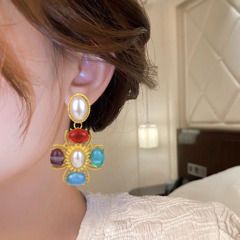 

Vintage Pearl-Inlaid Geometric Stud Earrings in Retro Court Style