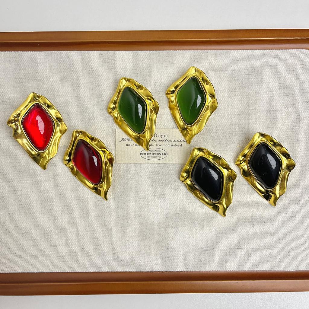 Retro, Light Luxury And High-end Geometric Leaf Pleated Diamond Gemstone Earrings, Fashionable And Elegant Heart-shaped Earrings For Women.