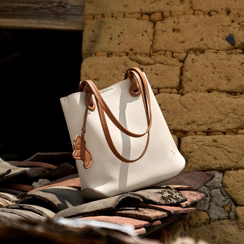 

2025 New Versatile High-End Tote Bag Fashionable Simple Genuine Leather Shoulder Bag Stylish Commuter Large Capacity Women s Bag Upper Width26CM/Lower Wid бежевий