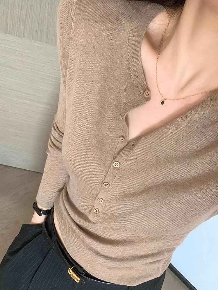 Luxury Women's Fine Wool Slim Fit V-Neck Knitwear Top, Elegant Old Money Style, Perfect Shoulder Fit, Stylish Base Layer.