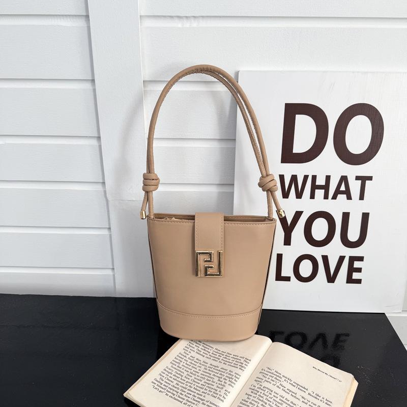 

Light luxury western style shoulder bag, high-value trend messenger bag