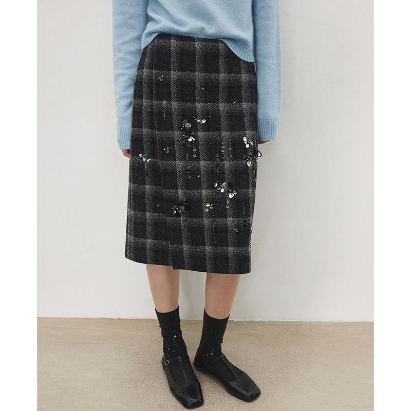 

Chic Heavyweight Plaid Wool Skirt with Beaded Side Slit - British/Tartan Style, Midi Length, Vintage Handmade, Winter 2026 Collection. 42