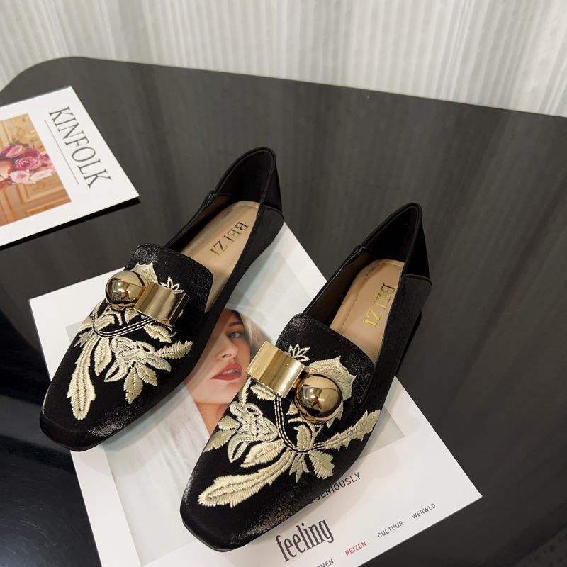 

New Chinese retro national style embroidery square head flat heel single shoes women s 2025 new French flat loafers Doudou shoes 41 чёрный