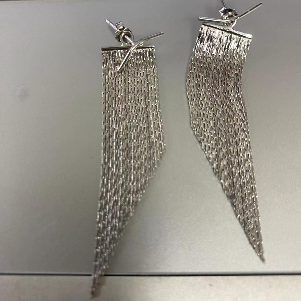 Women's Fashion Light Luxury Dimple Tassel Earrings, Niche Light Luxury High-end Feeling, White Gold Vacation Style Long Earrings