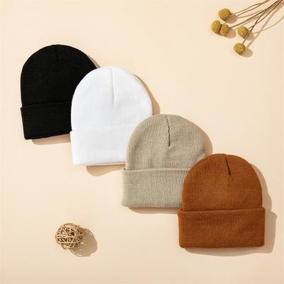 Eine vielseitige Strickmütze für Babys im Winter, eine modische und warme Kälteschutzmütze für Jungen und Mädchen und eine Wollmütze