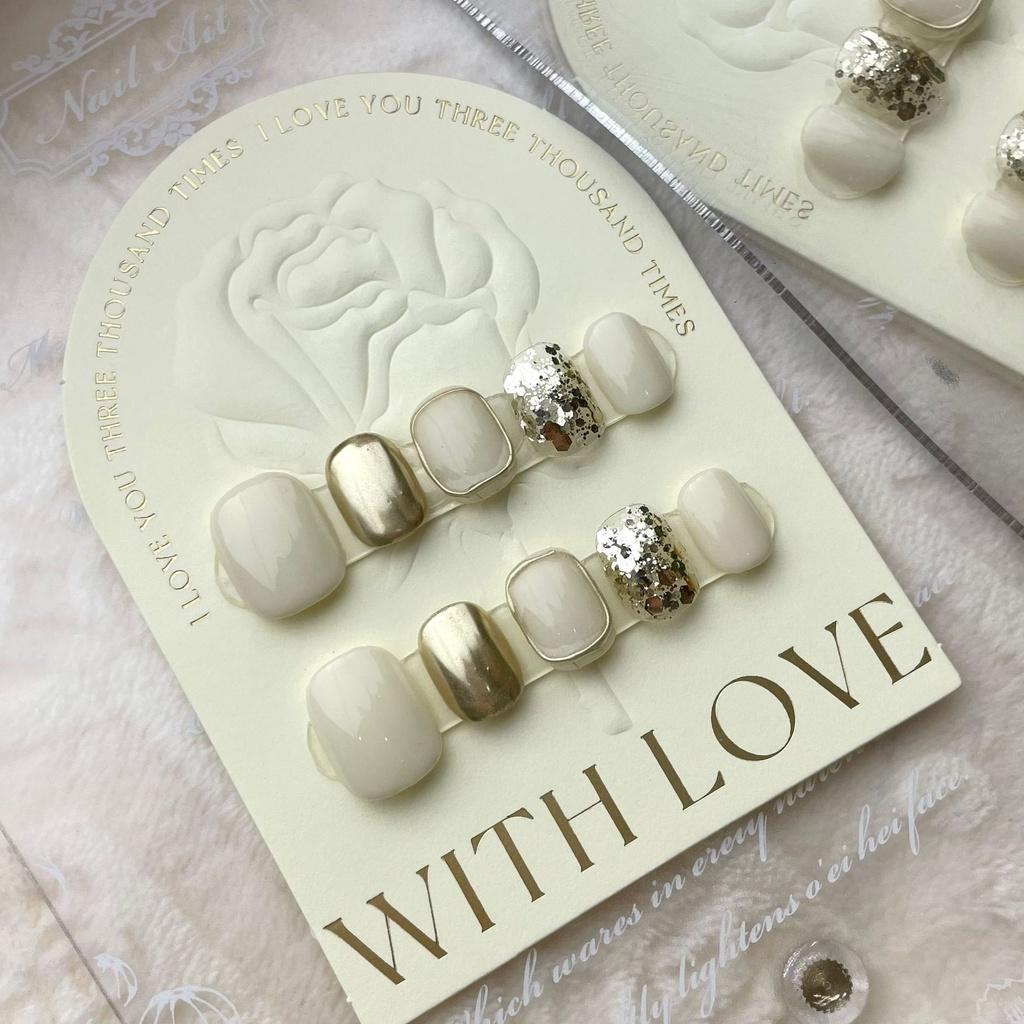 

Прочные и модные накладные ногти молочно-белого цвета с золотым глиттером шампань Xssml M