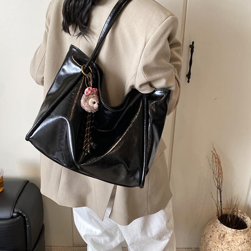 Super retro large-capacity bag women's autumn and winter 2025 new trendy niche tote bag versatile shoulder underarm bag