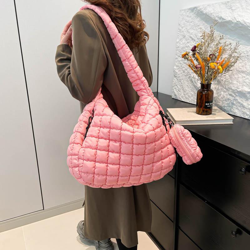 Gefaltete Wolkentasche Mode Buchstaben-Tasche Ein Schulter-Handheld Knödeltasche Daunenbaumwolle Achseltasche für Damen