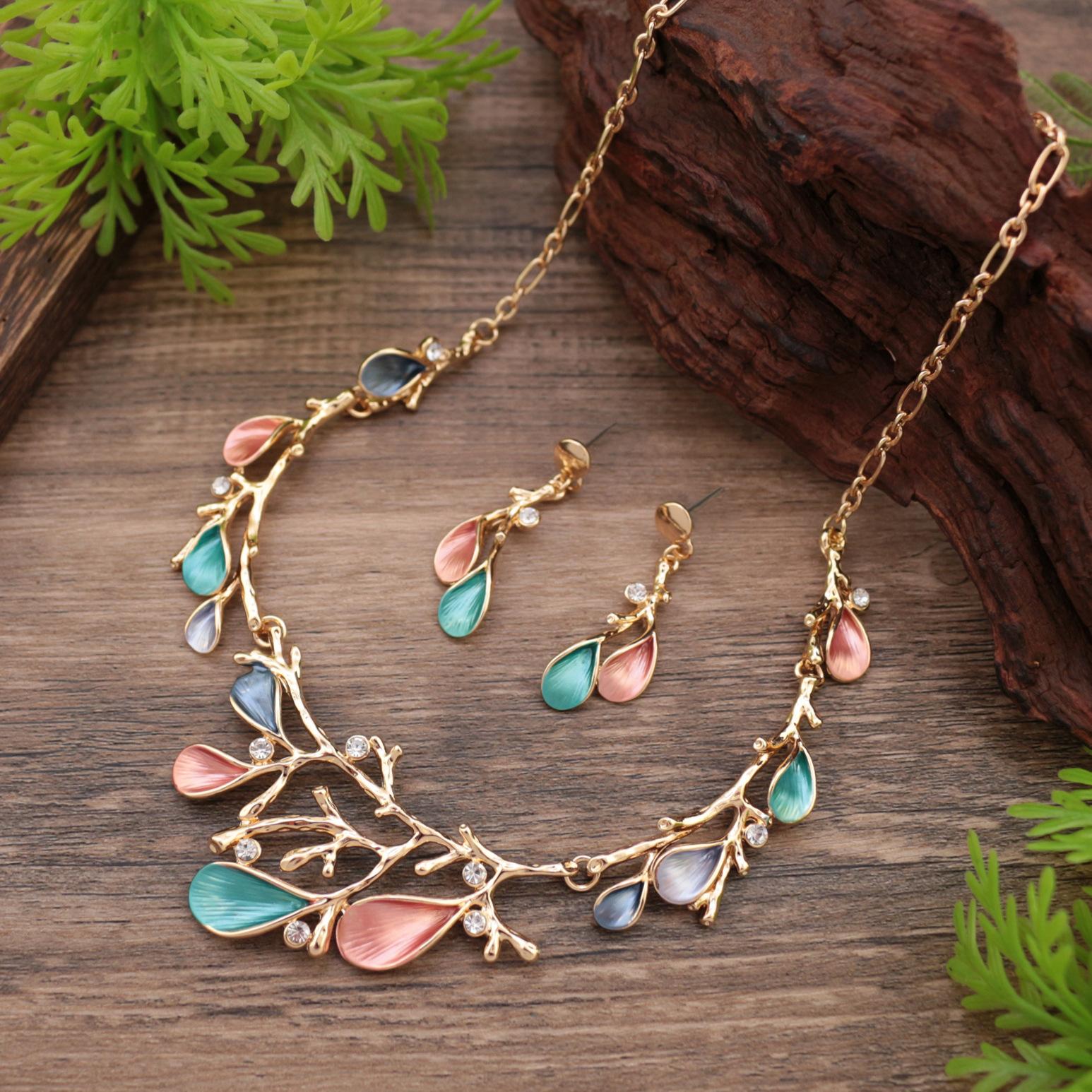 

Новый эмалированный геометрический набор серег-пусетов и колье в виде лепестков, преувеличенное женское универсальное колье с цветком