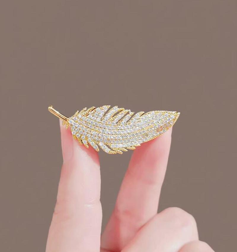 1Pc Feather Brooch Temperament Exquisite Leaf Chest Flower Suit Jacket Coat Accessories Birthday Party Jewelry Gifts