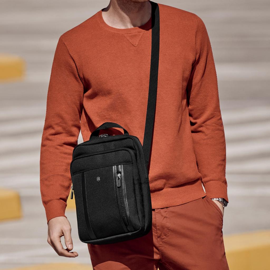 Victorinox Werks Pro Cordura Crossbody Laptop-Tasche für Herren und Schwarz Damen, Wasserabweisend, Langlebig, Leicht, Lässig, Ein Schultergurt, Crossbody,