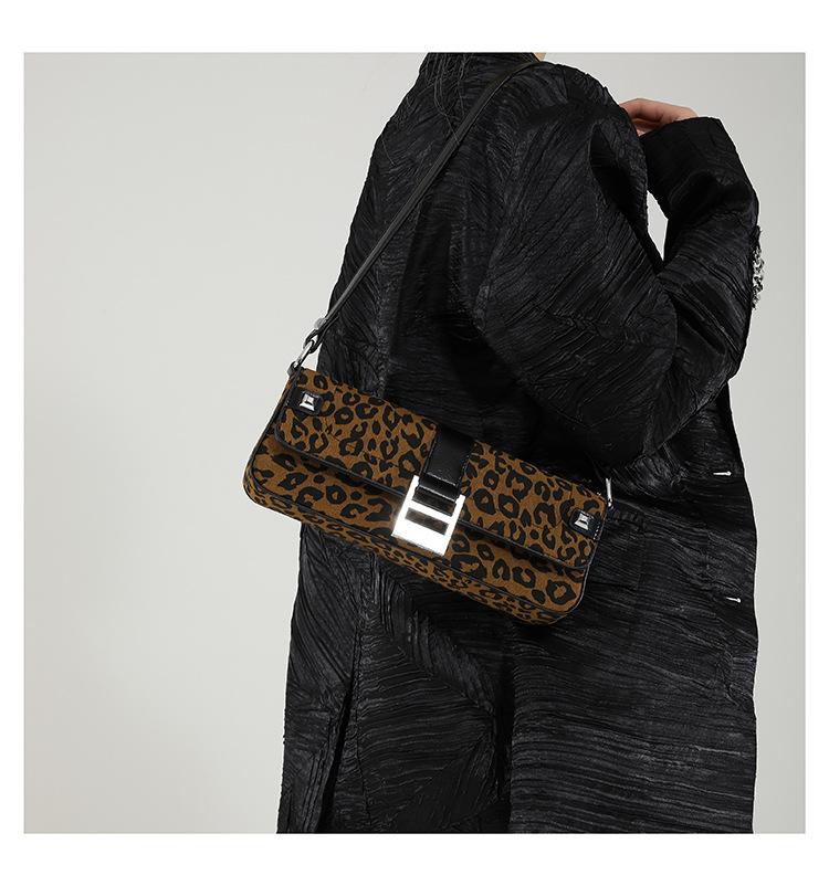 Niche leopard print underarm bag, fashionable retro high sense, commuting shoulder essential women's bag.