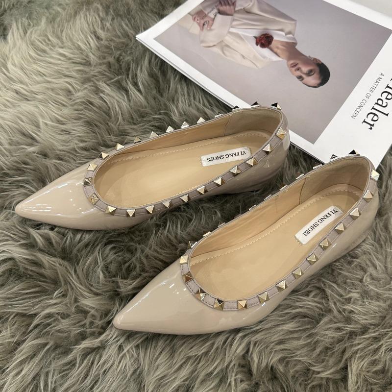 Single shoes women's spring and summer new shallow mouth pointed head rivets soft patent leather versatile inner height-increasing high heels women