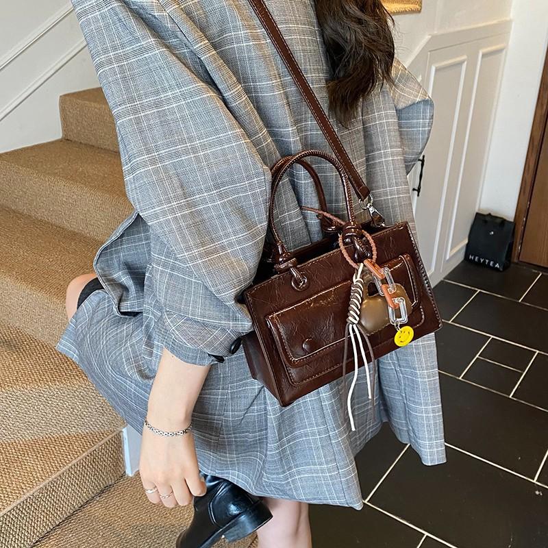 

Premium foreign style bag women s 2025 autumn and winter new fashion retro portable small square bag versatile shoulder messenger bag Without pendant темно-коричневого