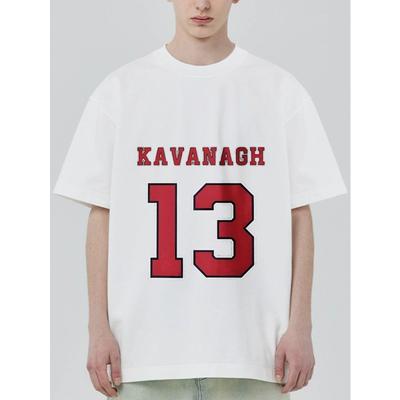 Schwarzes Oversized-T-Shirt mit Kavanagh 13 rotem Text- und Zahlendruck für Freizeitkleidung und Streetstyle