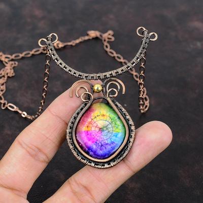 Tęczowy Naszyjnik Druzy Kwarcu Solarnego Owijany Miedzianym Drutem Regulowany Naszyjnik z Kamieniami Szlachetnymi Biżuteria z Miedzianego Drutu Na Prezent Ręcznie Robiony Naszyjnik