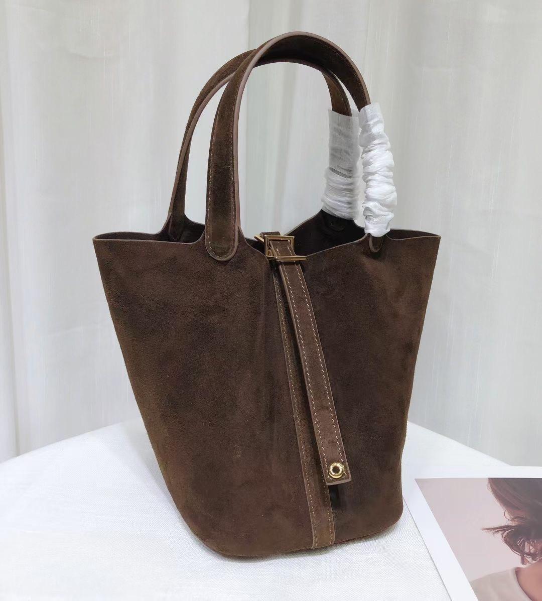 

Autumn and winter new first-layer suede matte leather vegetable basket, European and American fashion handbag, large capacity bucket women s bag 18x14x19cm