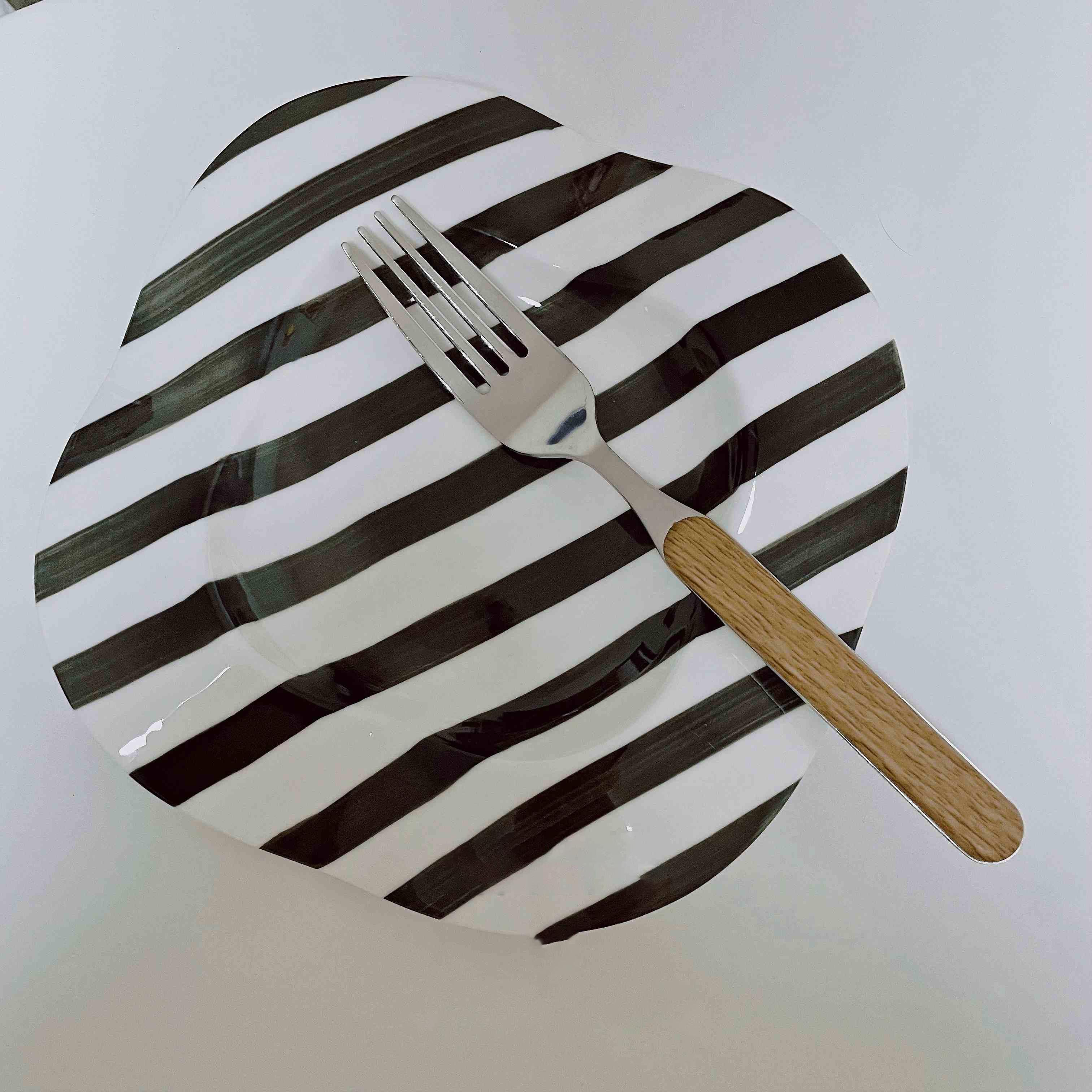 

Простая обеденная тарелка Ins Черно-белые волнистые завтрак Паста Тарелки Волнистые полосатые нерегулярные десертные тарелки Кухонная посуда 8 inches